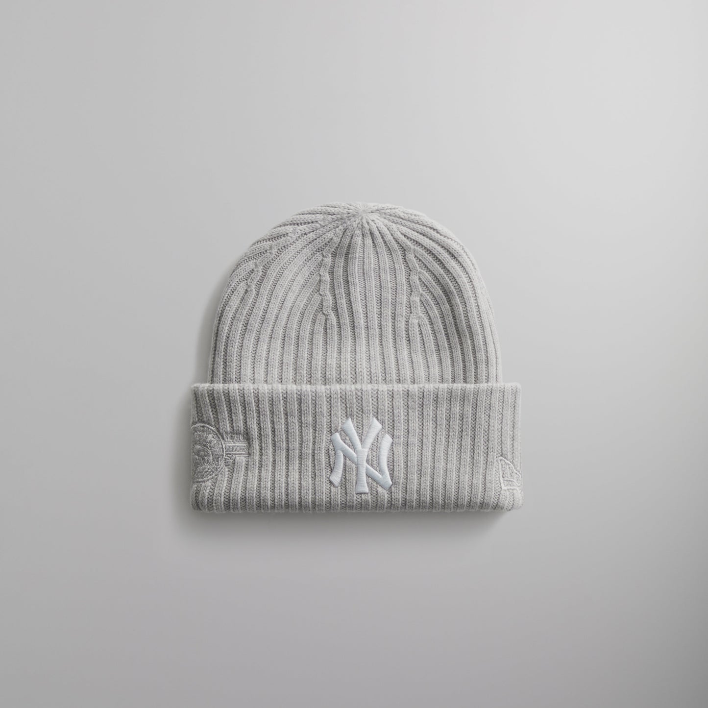 Kith & New Era for the New York Yankees Knit Beanie - Light Heather Grey