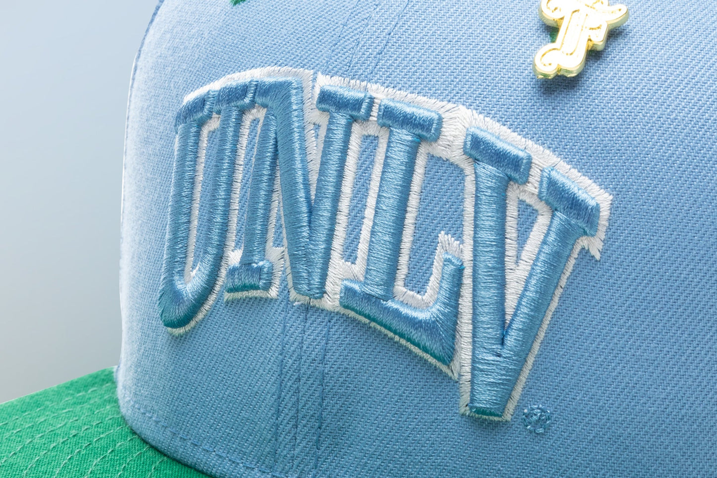 Feature x New Era "Earth" 59FIFTY UNLV Rebels - Birdseye Blue/Kelly Green