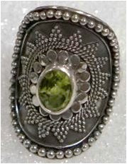 Ring Shield Tribal Dots Peridot Size 6